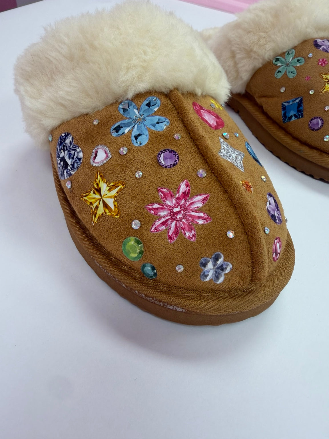 Chestnut faux fur slipper with sparkling flower and star designs